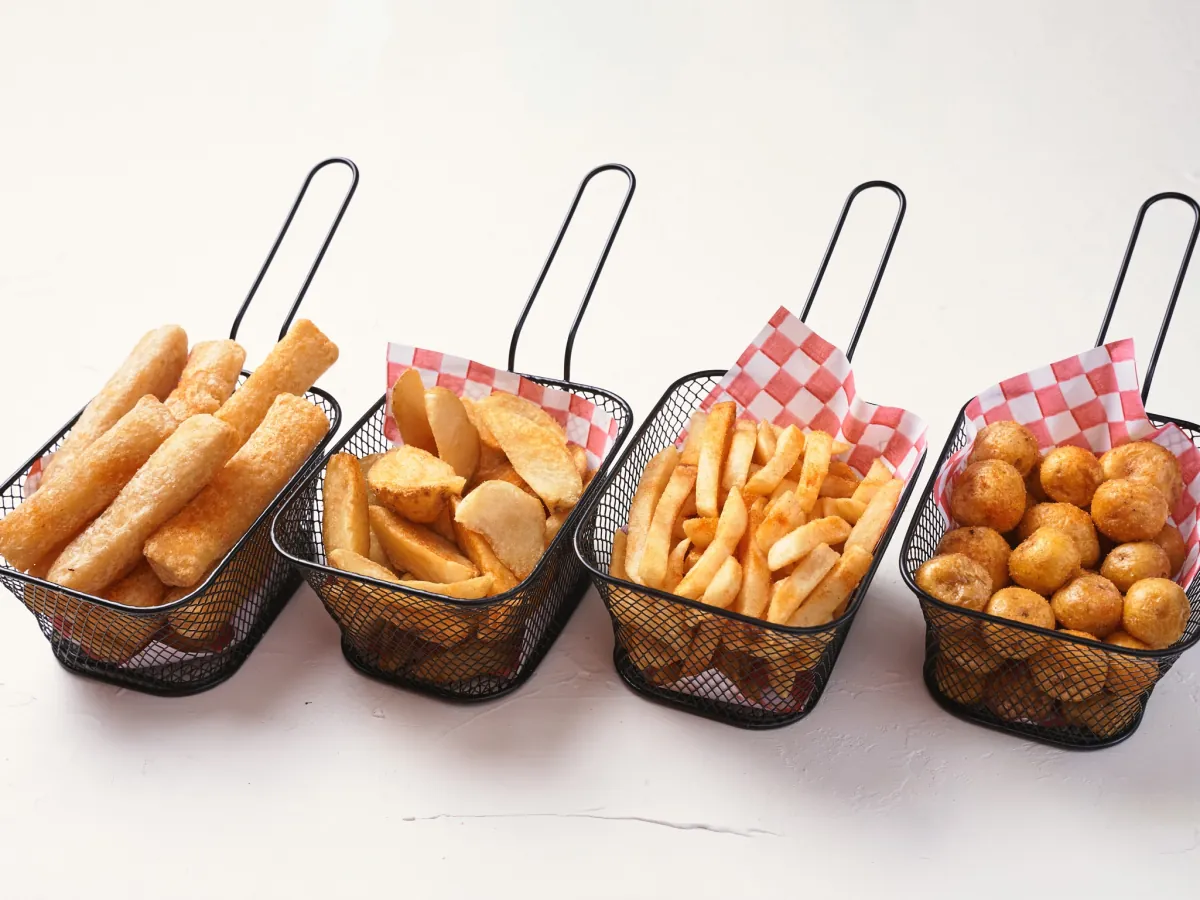Cuatro canastas con acompañantes: yuquitas, casquitos de papa, papas francesas y papas criollas