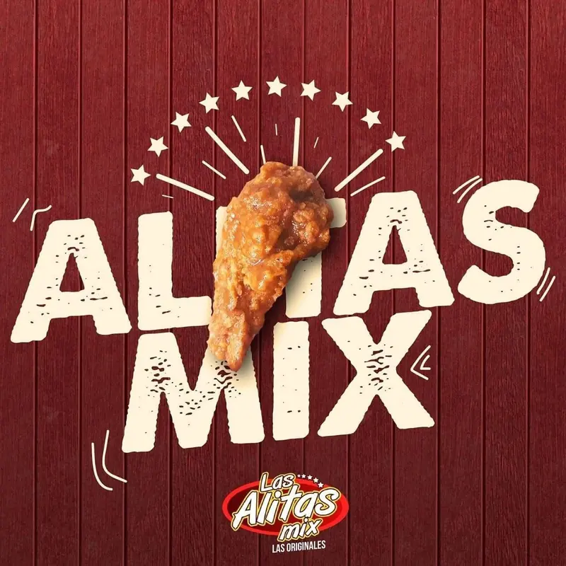 Una alita apanada sobre las letras Alitas Mix pintadas en tablas de madera roja, con el logo de Las Alitas Mix